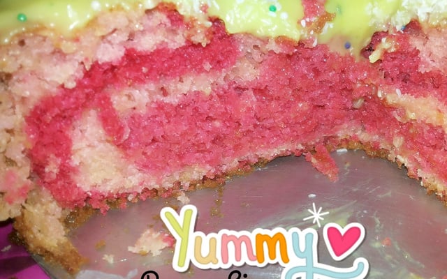 Bolo branco com calda de chocolate sem ovo