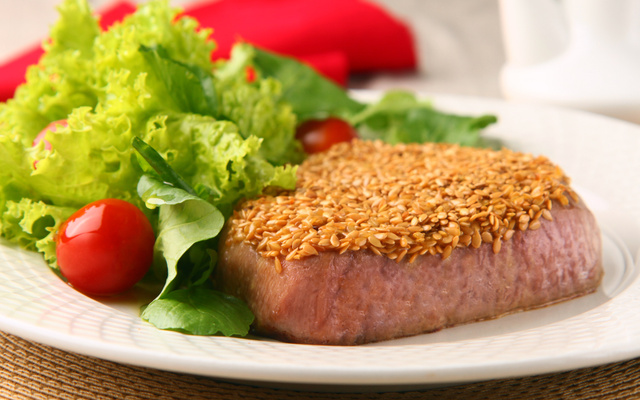 Atum com crosta de semente de linhaça