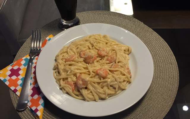 Espaguete de camarão e requeijão fácil da Luciana