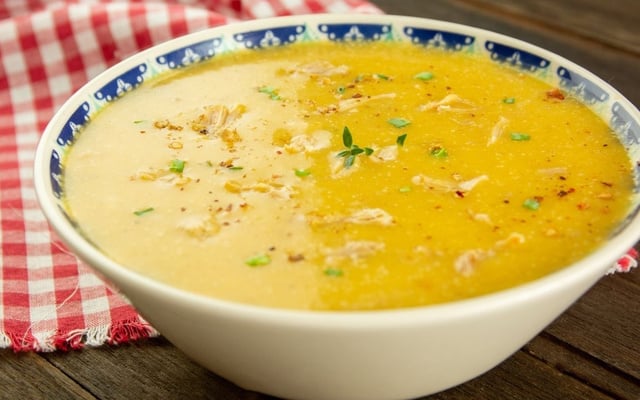 Caldo de mandioca com frango e bacon cremoso em tigela