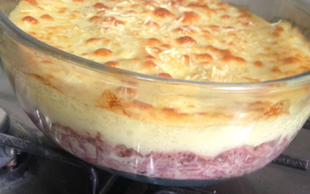 Escondidinho de carne seca com purê de batatas