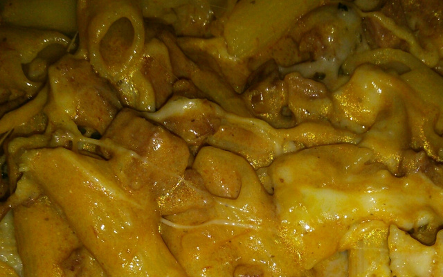 Penne com tirinhas de calabresa defumada ao molho branco e vermelho