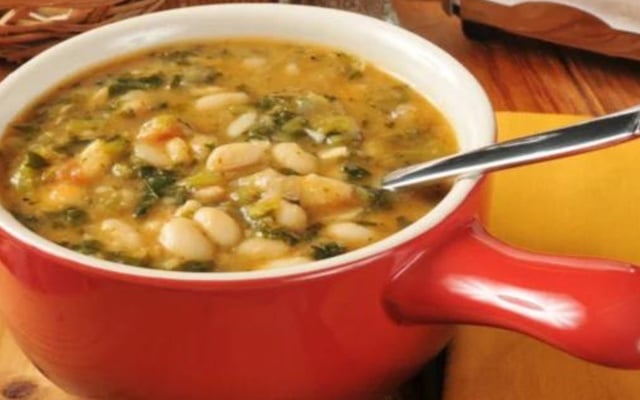 Sopa de feijão com macarrão