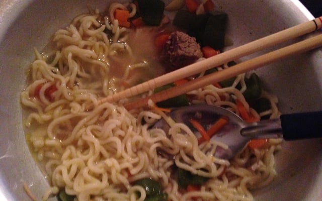 Macarrão com caldo de legumes