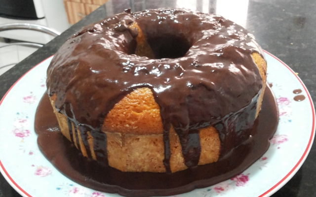 Bolo de cenoura com cobertura de chocolate especial da Ani