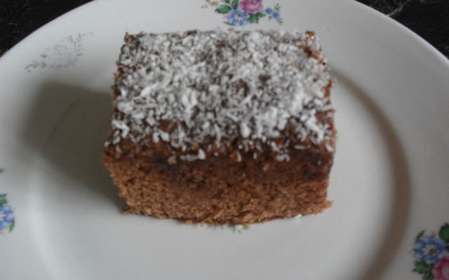 Bolo de achocolatado com calda e coco ralado
