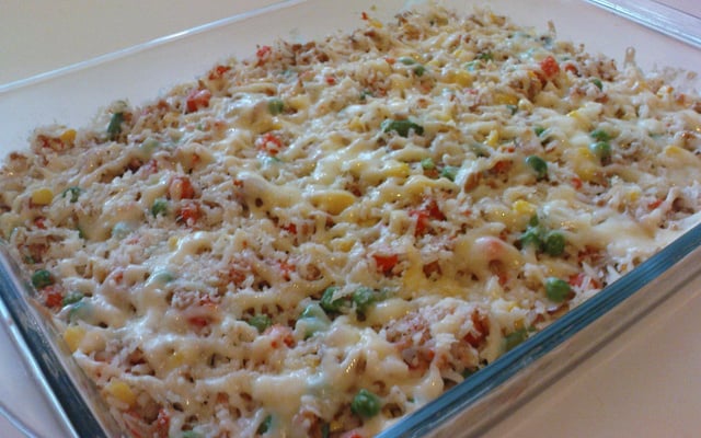 Arroz de forno com atum e legumes