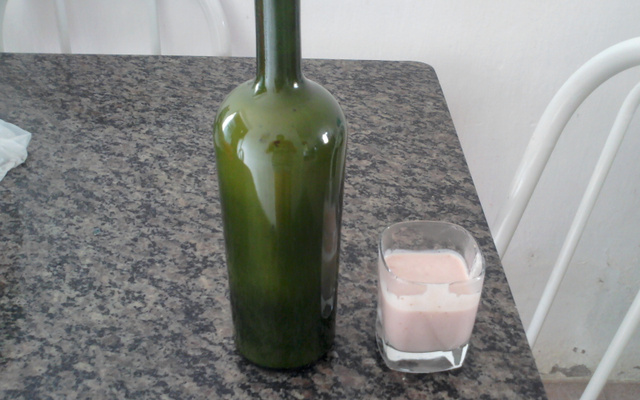 Licor de morango (com leite condensado)