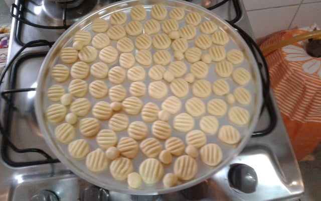 Salgadinho de queijo ralado (desmancha na boca)