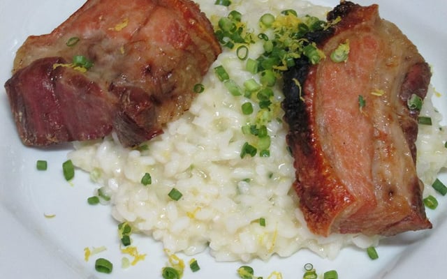 Barriga de porco assada com risoto de limão siciliano