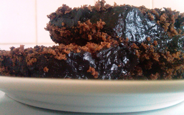 Bolo de chocolate com cobertura surpresa (sem ovos)