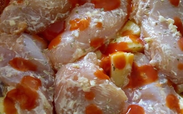 Frango assado suculento com batatas