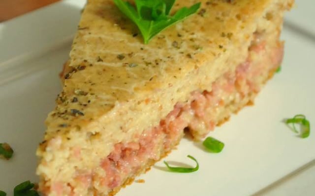 Torta de liquidificador (calabresa e cebola fina)