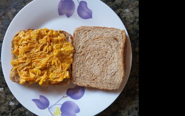 Sanduíche natural de frango bem temperado