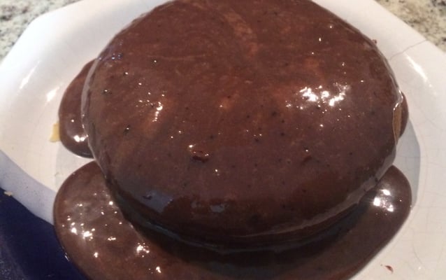 Bolo de cenoura com cobertura de chocolate
