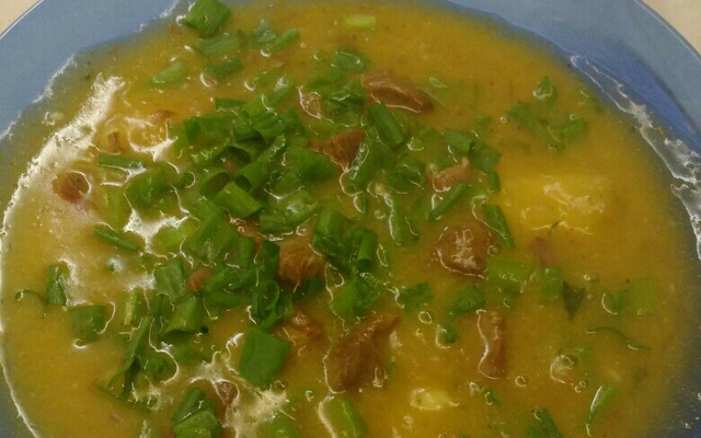 Caldo de mandioca com carne