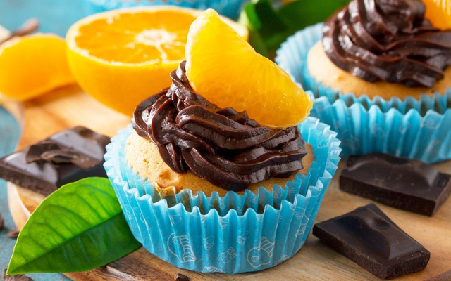 Cupcake de laranja com calda de chocolate
