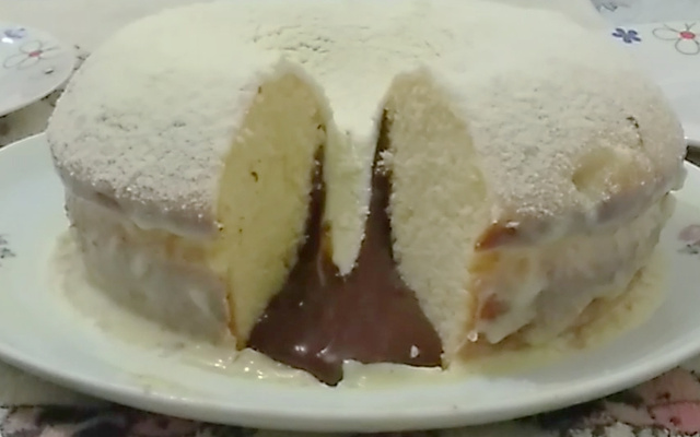 Bolo vulcão de leite em pó com creme de avelã