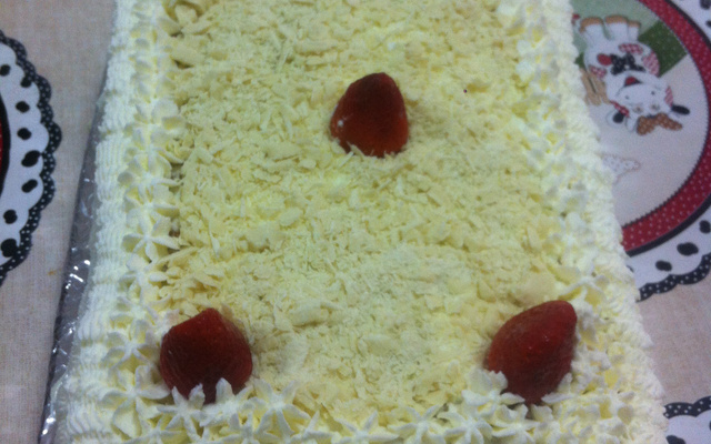 Bolo de morango com chocolate branco