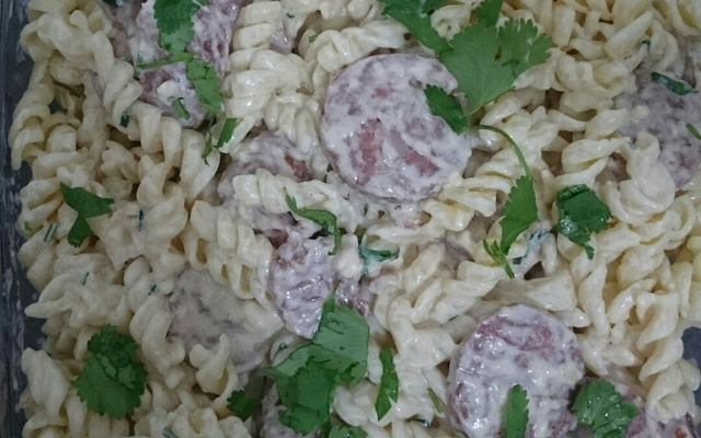 Macarrão com linguiça calabresa e creme de leite