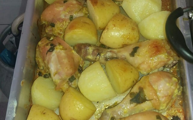 Coxa de frango assada com batatas