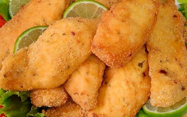Peixe empanado com fubá