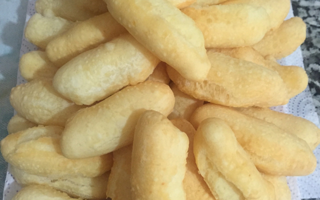 Biscoito frito de queijo