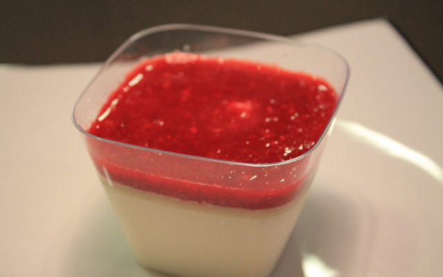 Panacota com coulis de frutos silvestres