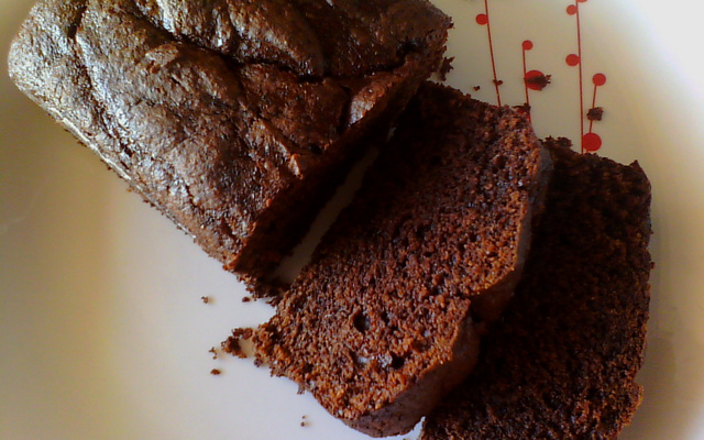 Bolo de chocolate com banana e coco