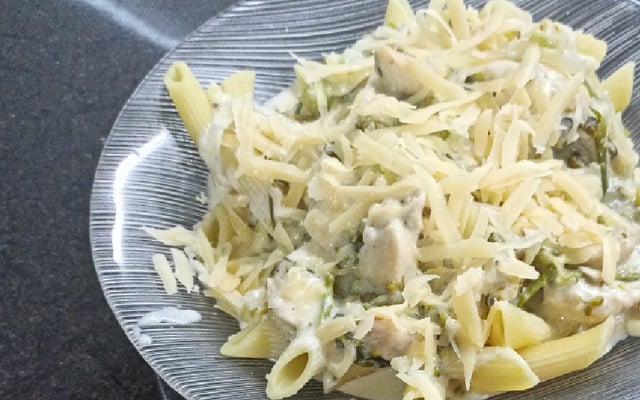 Macarrão ao molho branco com Frango e Brócolis