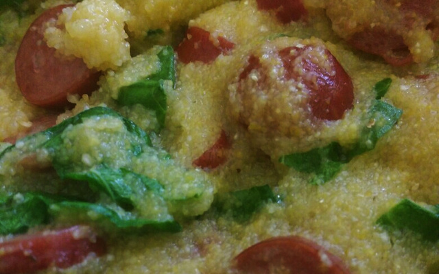 Caldo de fubá com couve e linguiça toscana