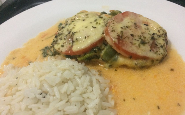 Frango com rúcula à strogonoff no forno