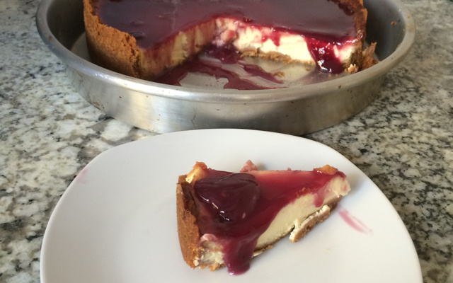 Torta de cream cheese com geleia de jabuticaba