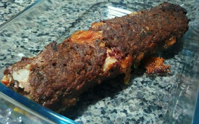 Rocambole de carne moída com banana e farofa d'água