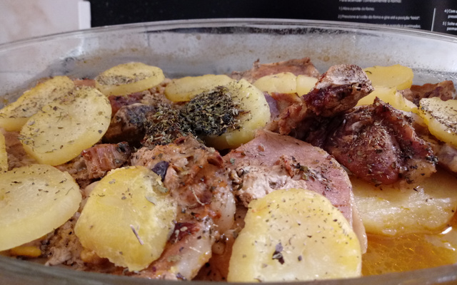 Bisteca assada com batatas