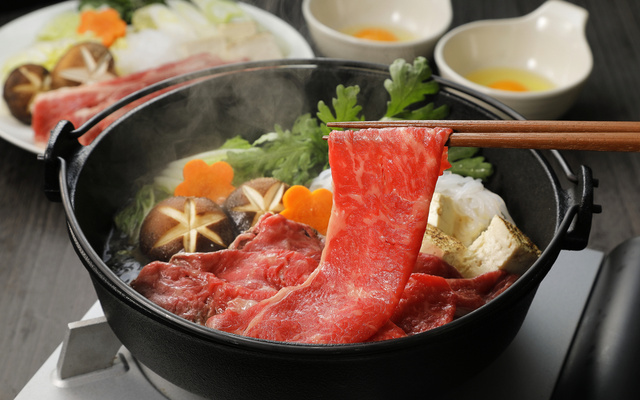 Sukiyaki de carnes e cogumelos