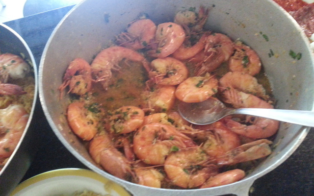 Camarão ao bafo com cerveja