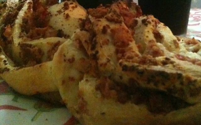 Pão trançado de bacon e calabresa