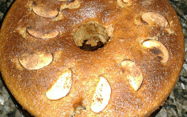 Bolo de maçã com canela e iogurte