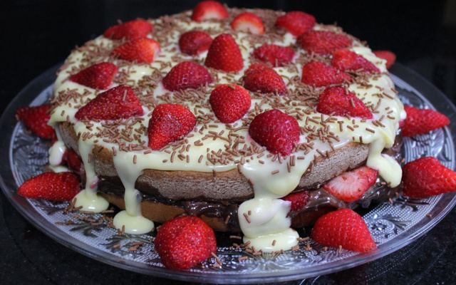 Naked cake com brigadeiros e frutas