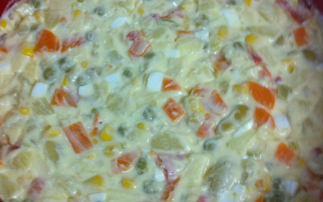 Salada de maionese com passas e maçã