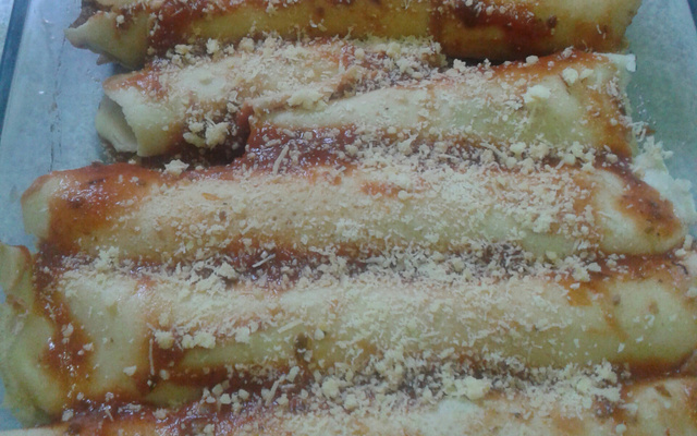 Panquecas com recheio de carne moída e acelga ao molho de tomate