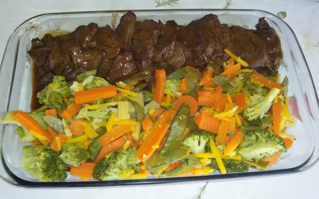 Filé mignon à primavera com molho oriental