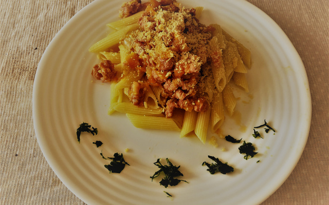 Penne com ragu de linguiça