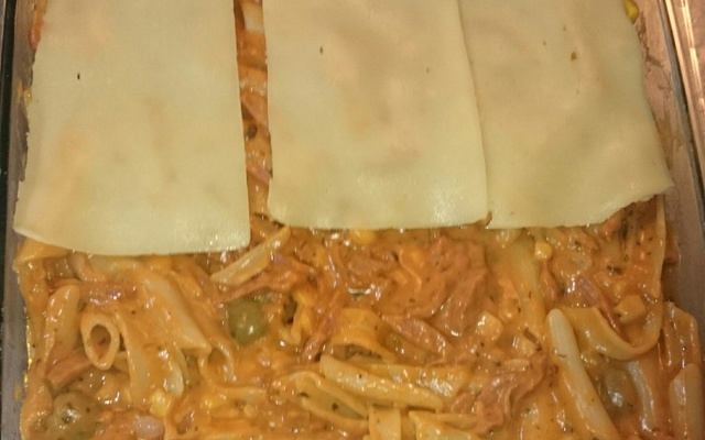 Penne com tirinhas de calabresa defumada ao molho branco e vermelho