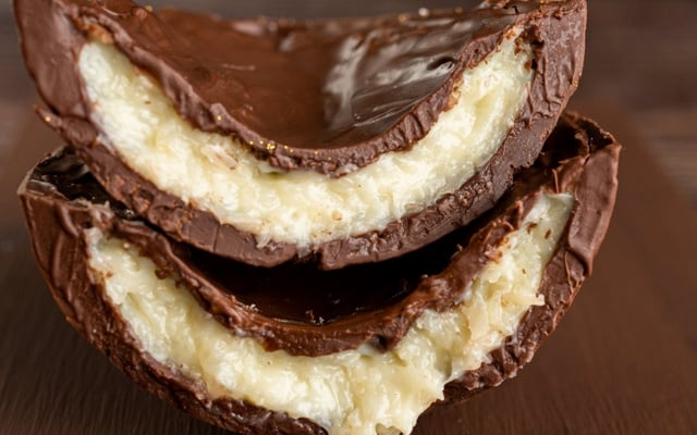 Ovo de Páscoa recheado com trufa branca