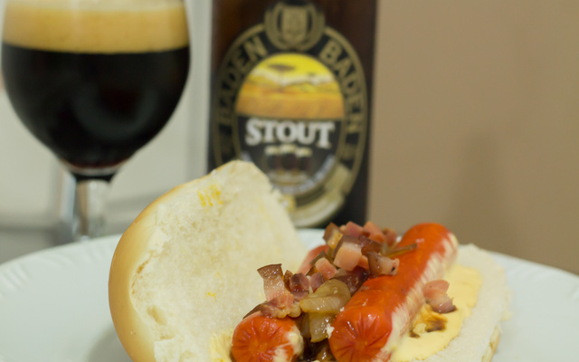 Cachorro quente bêbado com molho philadelphia