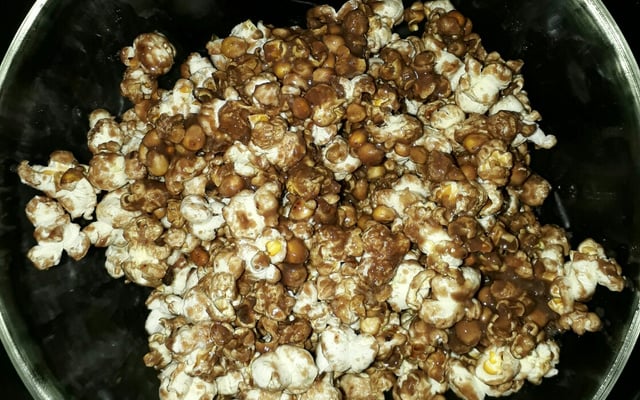 Pipoca com calda de chocolate