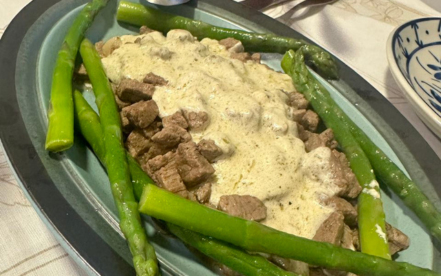Carne ao molho de gorgonzola