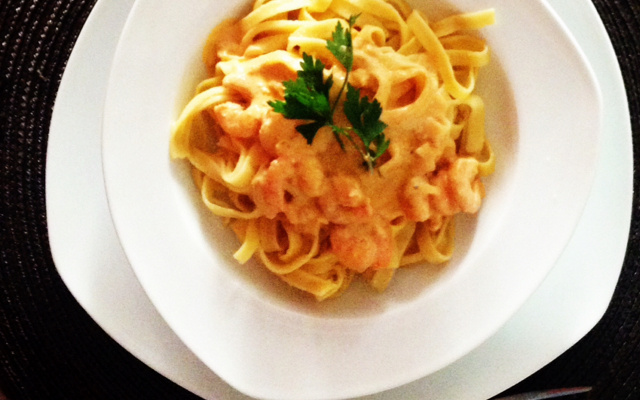 Talharim ao molho de camarão no vinho branco